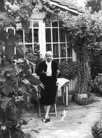 Hannah Höch in ihrem Garten 1967